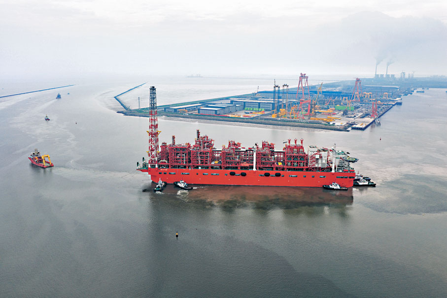 ●9月14日，「NGUYA  FLNG」輪從江蘇南通沿海出港交付。 中新社