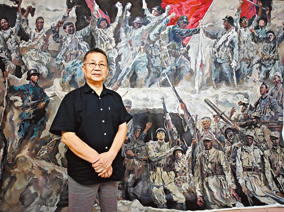 ●劉思東與其創作的《山河永鑄，1945年8月15日日記》。