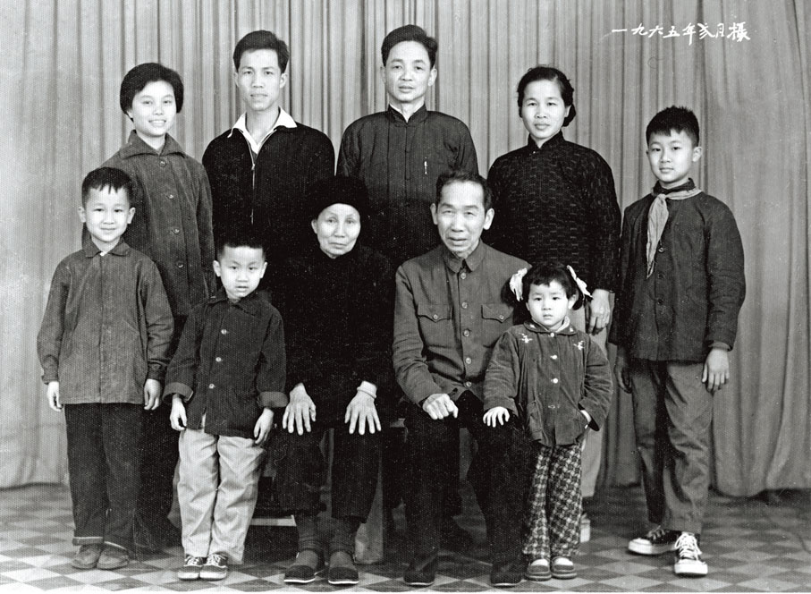 ●劉思東的家族合影，前排左四為劉思東外公黃卓如，前排左二為劉思東。受訪者供圖