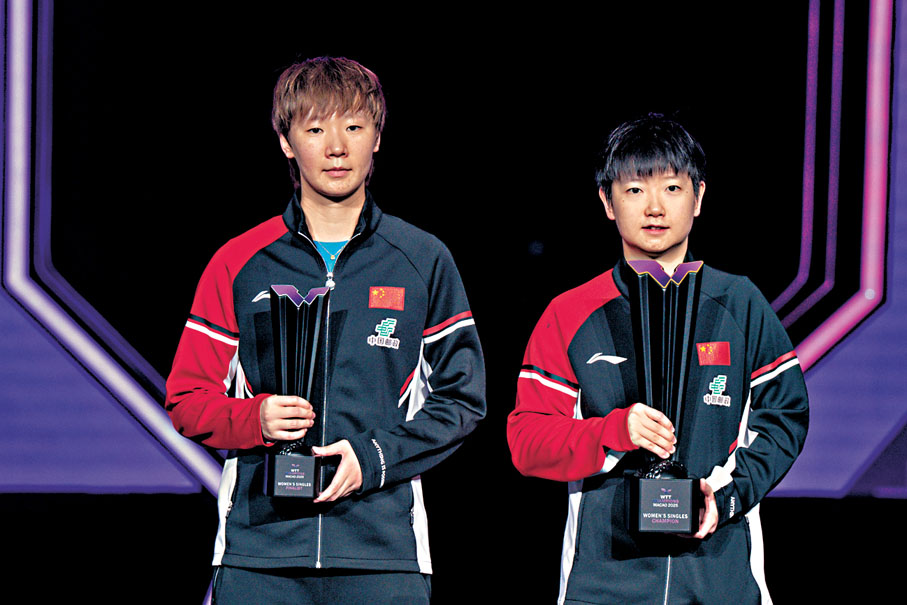 ●孫穎莎（右）和王曼昱在頒獎儀式上。 新華社