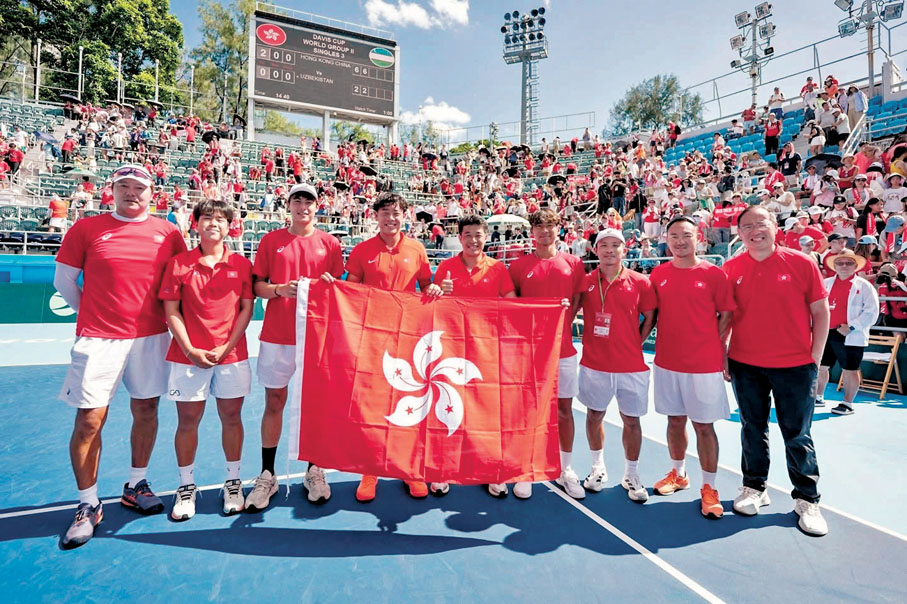 ●剛結束的香港台維斯盃網球賽獲得空前成功，由近3,000名球迷合力組成的維園「紅海」成為城中佳話。圖為中國香港選手合照。