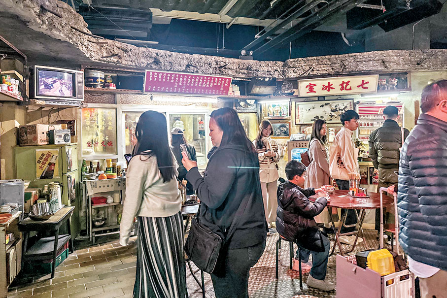 ●莊詠琳表示，可以用電影和潮玩帶動香港文化創意行業的全產業鏈。圖為《九龍城寨之圍城》電影展覽。   資料圖片