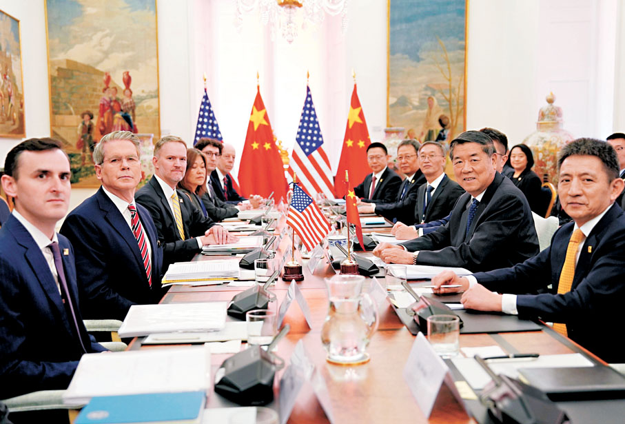 ●當地時間9月15日，中美雙方在西班牙馬德里就有關經貿問題舉行的會談進入第二天。圖為9月14日雙方在進行會談。新華社