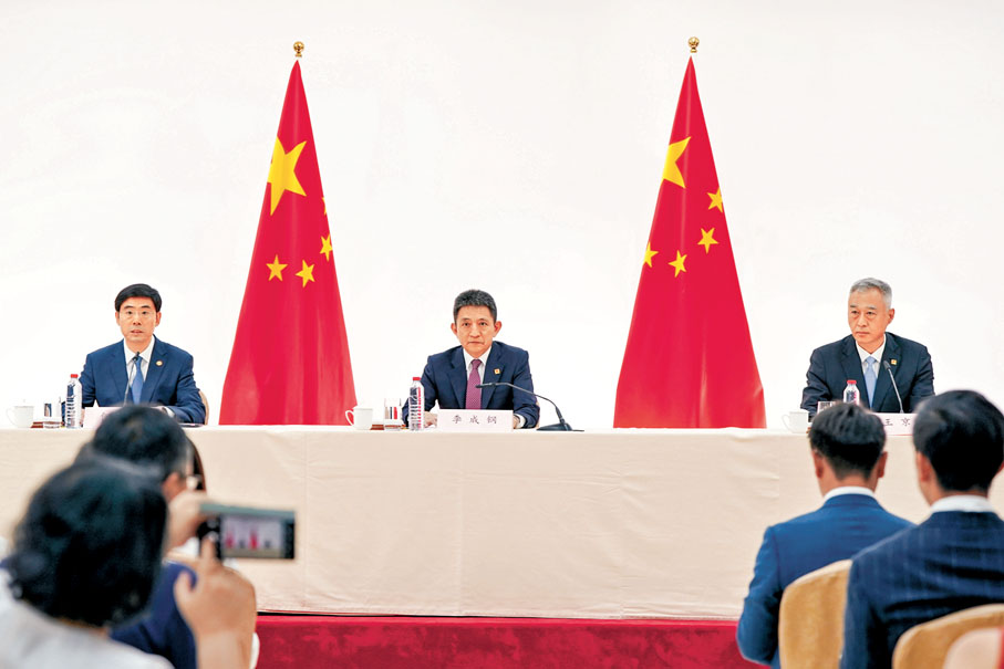 ●當地時間9月15日，中美經貿會談中方新聞發布會在西班牙馬德里舉行。中國商務部國際貿易談判代表兼副部長李成鋼、國家互聯網信息辦公室副主任王京濤出席發布會。商務部新聞發言人何亞東主持發布會。 新華社