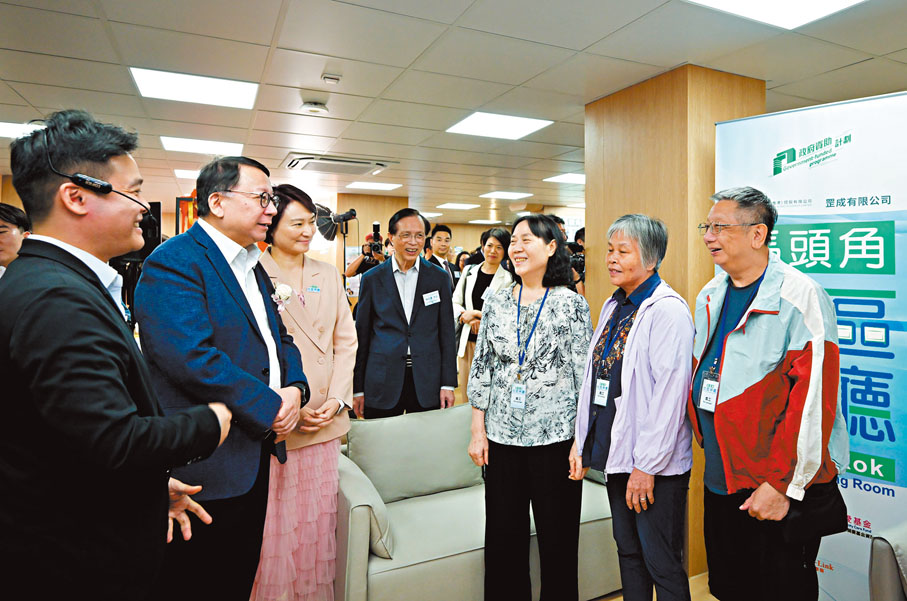 ●陳國基（左二）等與受惠者交流，了解他們對馬頭角社區客廳設施的意見。