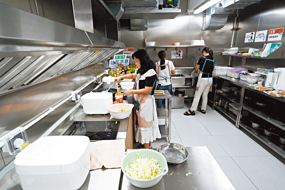 ●馬頭角社區客廳的共用廚房環境寬闊，設備齊全，方便會員一展廚藝。 香港文匯報記者曾興偉  攝