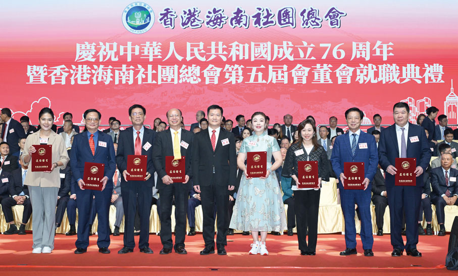 ●陳楓（中）頒發選任證書予一眾常務副會長。