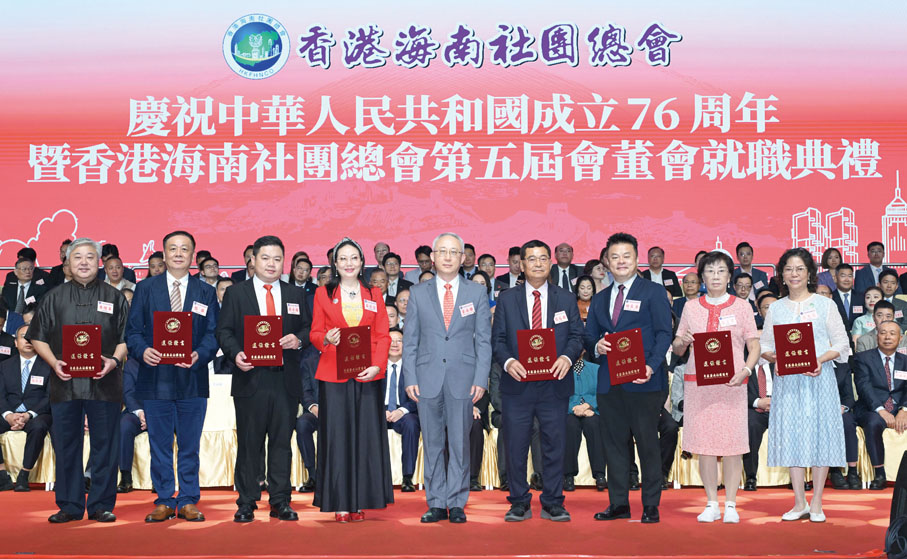 ●李永勝（中）頒發選任證書予一眾常務副會長。