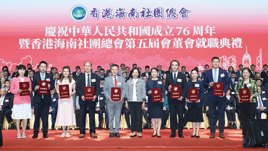 ●麥美娟（中）頒發選任證書予一眾常務副會長。