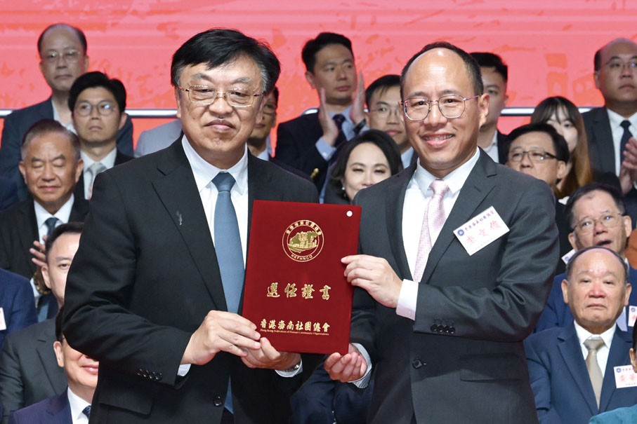 ●馮飛（左）頒發選任證書予會長李文俊。