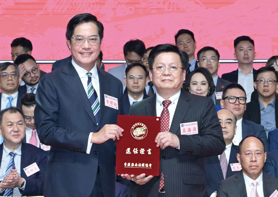 ●黃偉綸（左）頒發選任證書予署理會長莫海濤。