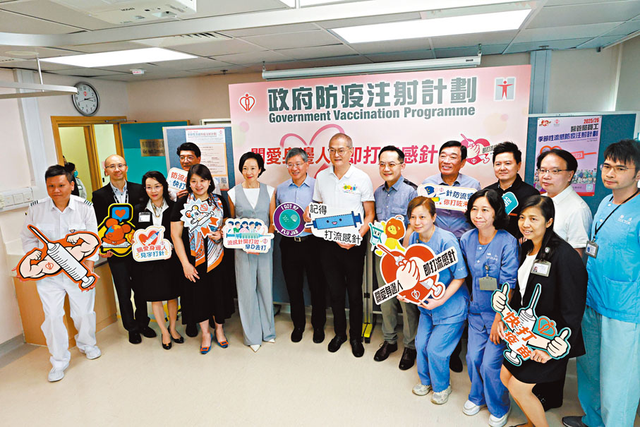 ● 新一年流感疫苗接種計劃下周四展開，特區政府醫務衞生局局長盧寵茂帶領一眾醫衞官員率先接種。香港文匯報記者北山彥  攝