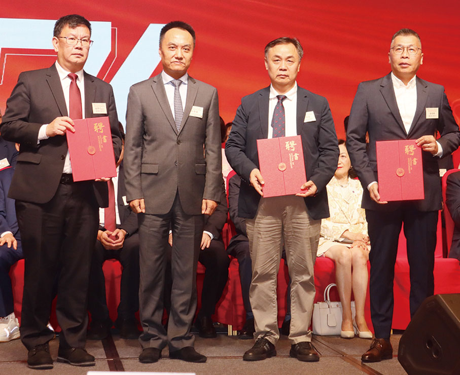 ●余學傑（左二）頒贈選任書予香港清遠社團總會副主席。