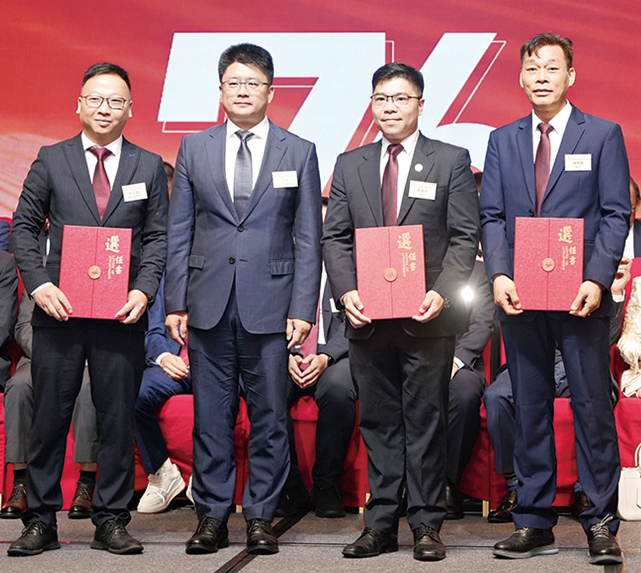 ●王卉（左二）頒贈選任書予香港清遠社團總會副主席。