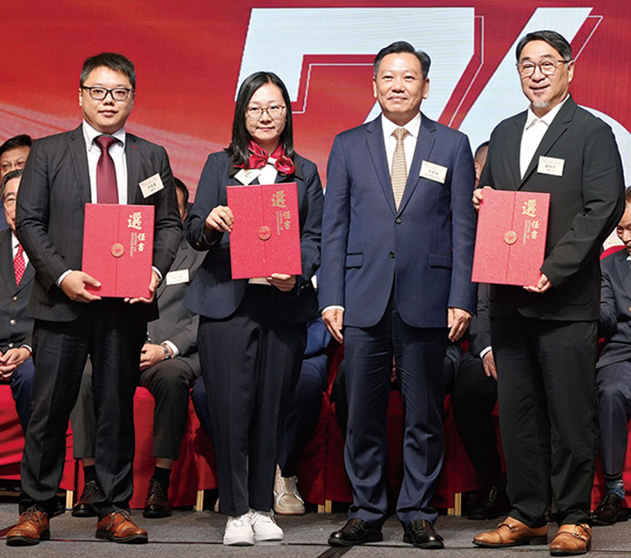 ●黃鍛煉（右二）頒贈選任書予香港清遠社團總會副主席。