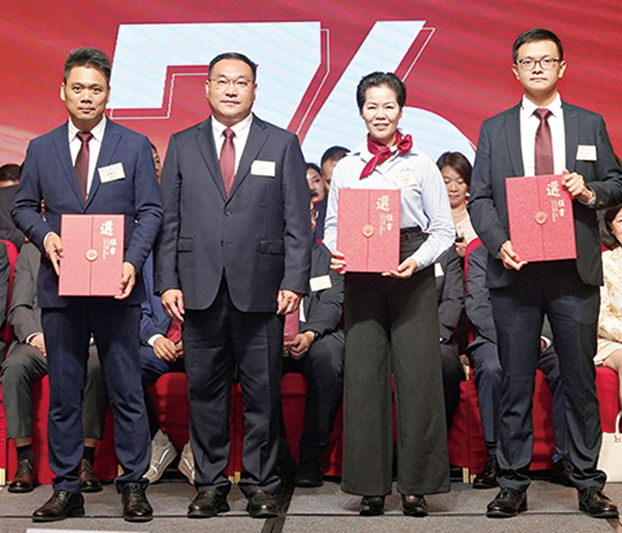 ●龍起雲（左二）頒贈選任書予香港清遠社團總會副主席。