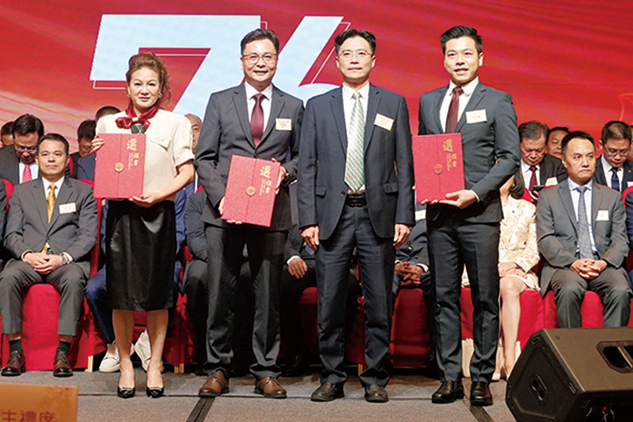 ●岑中堅（右二）頒贈選任書予香港清遠社團總會副主席。