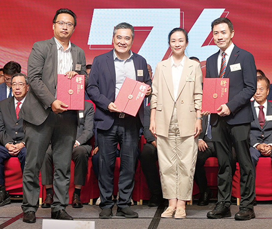 ●郭靜文（右二）頒贈聘書予法律顧問。