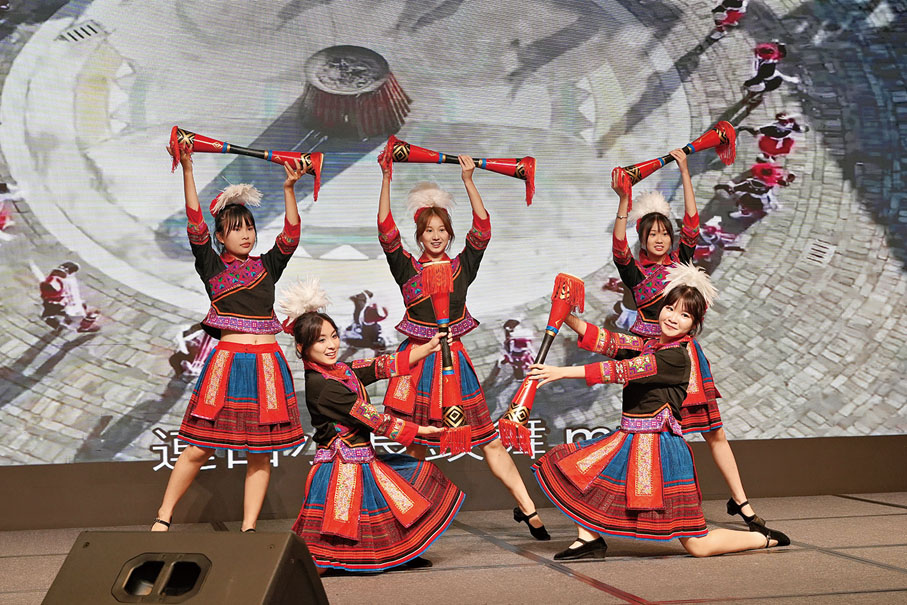 ●香港清遠連山聯誼會、香港連州鄉親聯誼會、香港清遠龍頸聯誼會共同表演小長鼓舞《鼓舞飛揚賀國慶》。