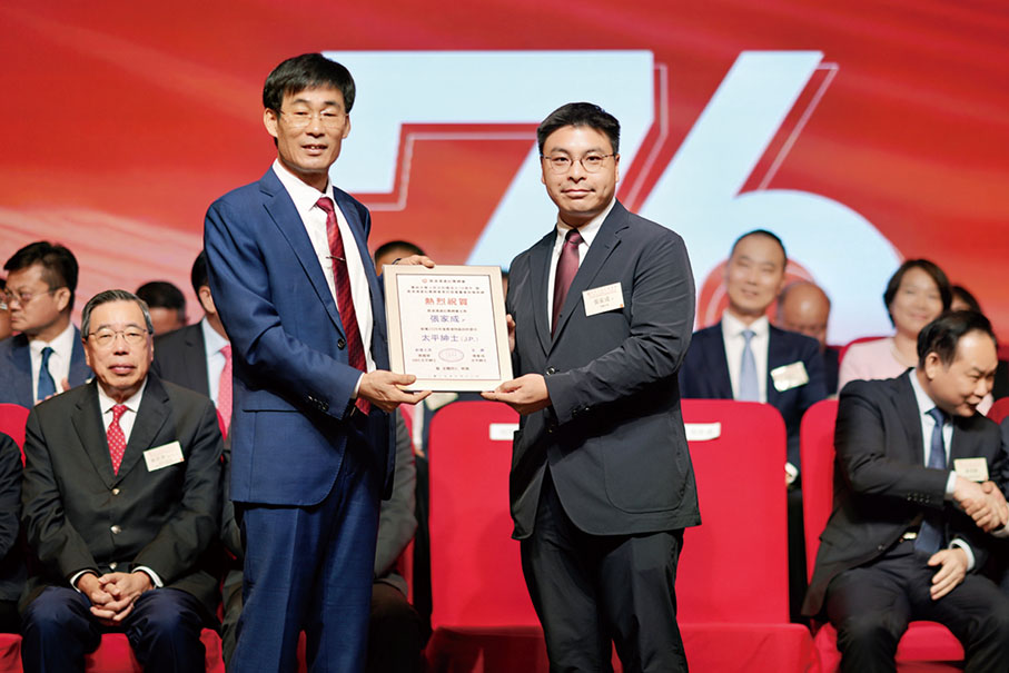 ●張家成（右）早前榮獲香港特別行政區政府委任為太平紳士，姚楚旋（左）致送祝賀狀。