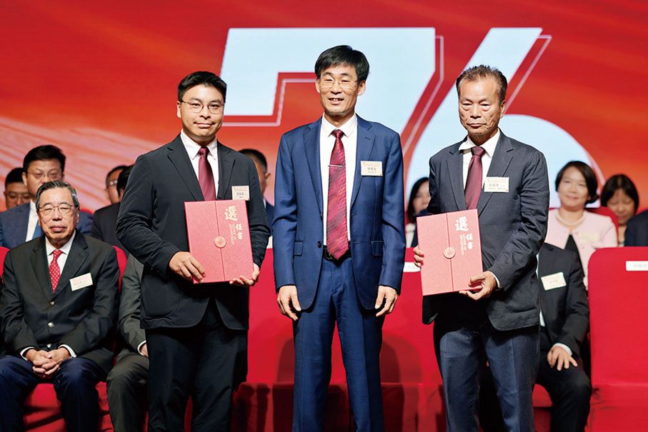 ●姚楚旋（中）頒贈選任書予張國榮（右）、張家成（左）。