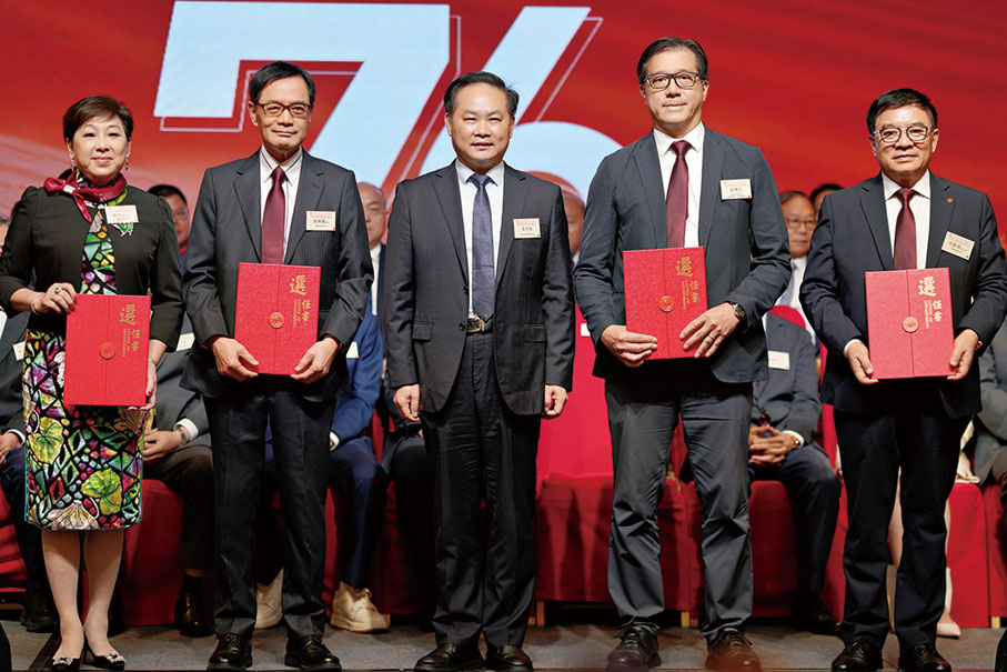 ●黃育振（中）頒贈選任書予香港清遠社團總會常務副主席。