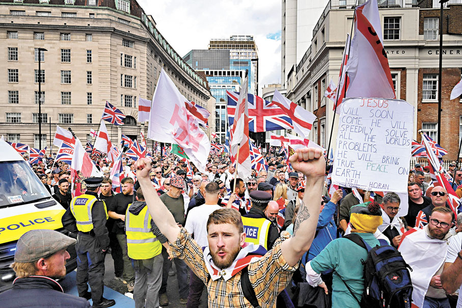 ●在倫敦極右反移民示威期間，部分示威者與警方爆發激烈衝突。 路透社