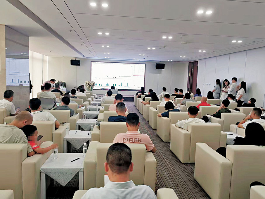 ●近百投資者擠滿在深圳舉辦的一個投資者大會，期望能通過場外期權槓桿放大投資收益。香港文匯報記者蔡競文  攝