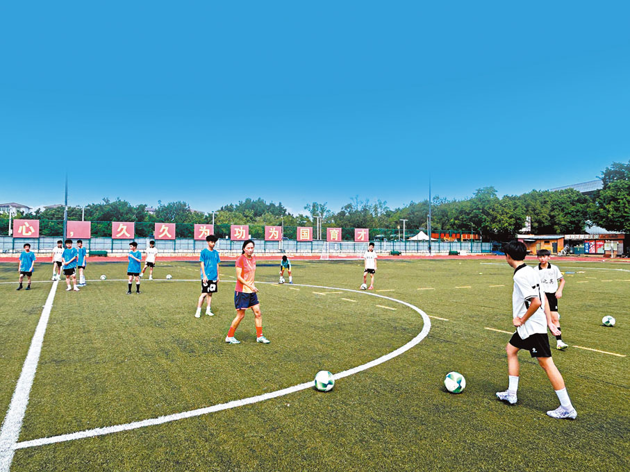 ●趙利紅（紅衫）指導香港球員訓練。