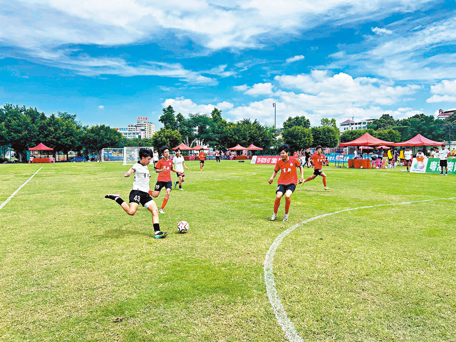 ●香港仁濟醫院董之英紀念中學隊與梅州齊昌中學隊在比賽中。