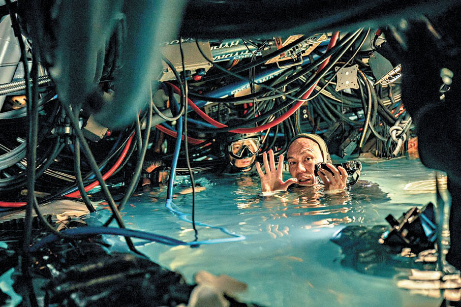 ●林超賢接受潛水訓練，並落水指導拍攝。