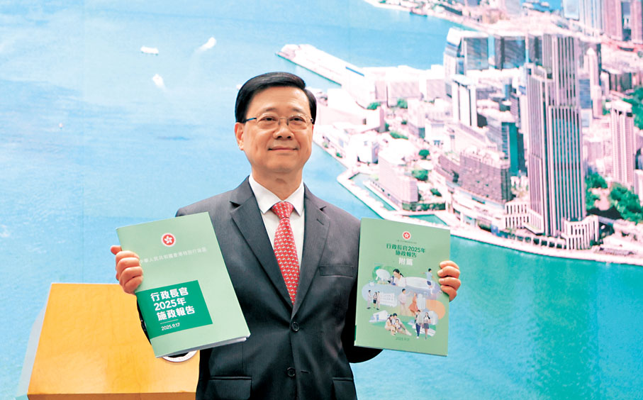 ●特首表示，施政報告主軸圍繞經濟和民生，提出各項短、中、長期政策。 香港文匯報記者黃艾力  攝