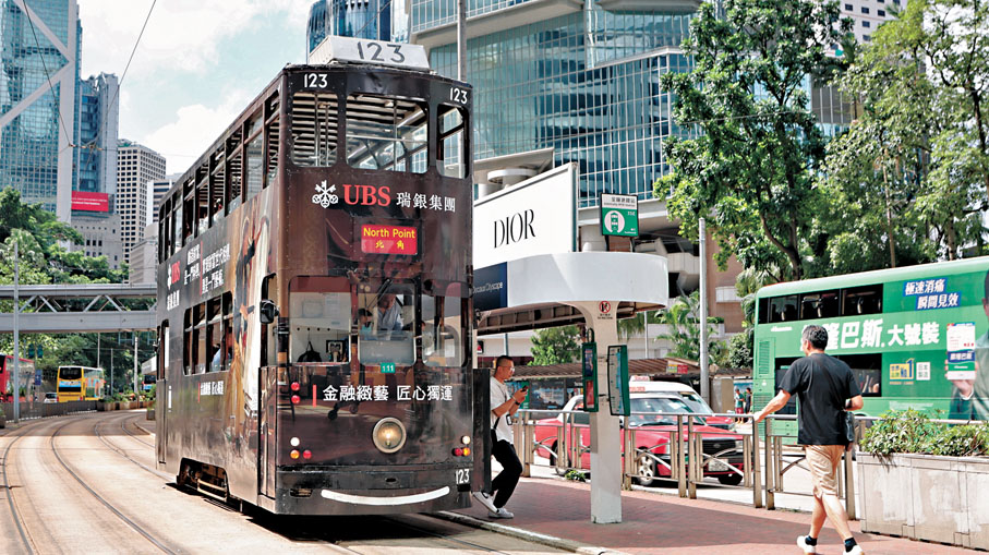 ●多個(gè)公共交通營運(yùn)商將在國慶日提供優(yōu)惠，電車公司宣布當(dāng)日免費(fèi)乘搭電車。香港文匯報(bào)記者黃艾力  攝