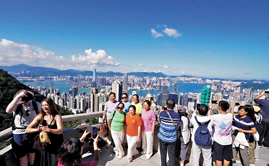 ●旅發(fā)局昨日公布初步數(shù)字顯示，今年8月有515萬人次旅客訪港，按年升16%。圖為內(nèi)地旅客到山頂遊覽，欣賞香港全景。香港文匯報記者曾興偉  攝