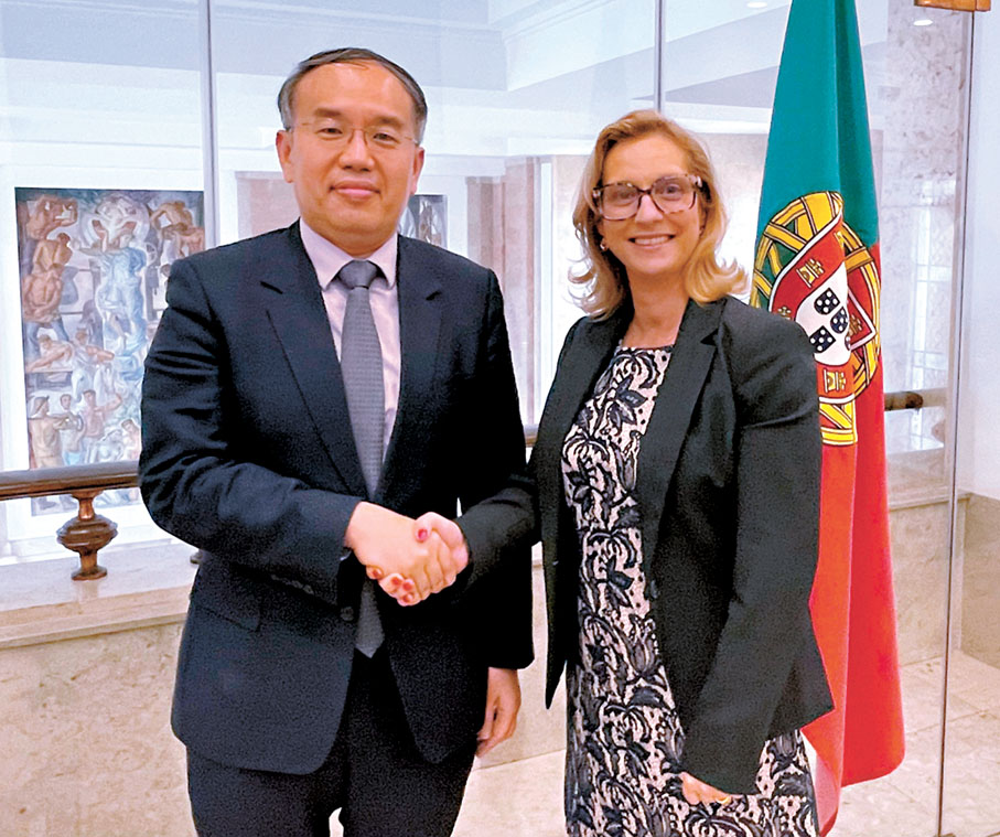 ●特區政府財庫局局長許正宇去年6月訪問葡萄牙時，在里斯本與葡萄牙稅收事務國務秘書Cláudia Reis Duarte會面。資料圖片