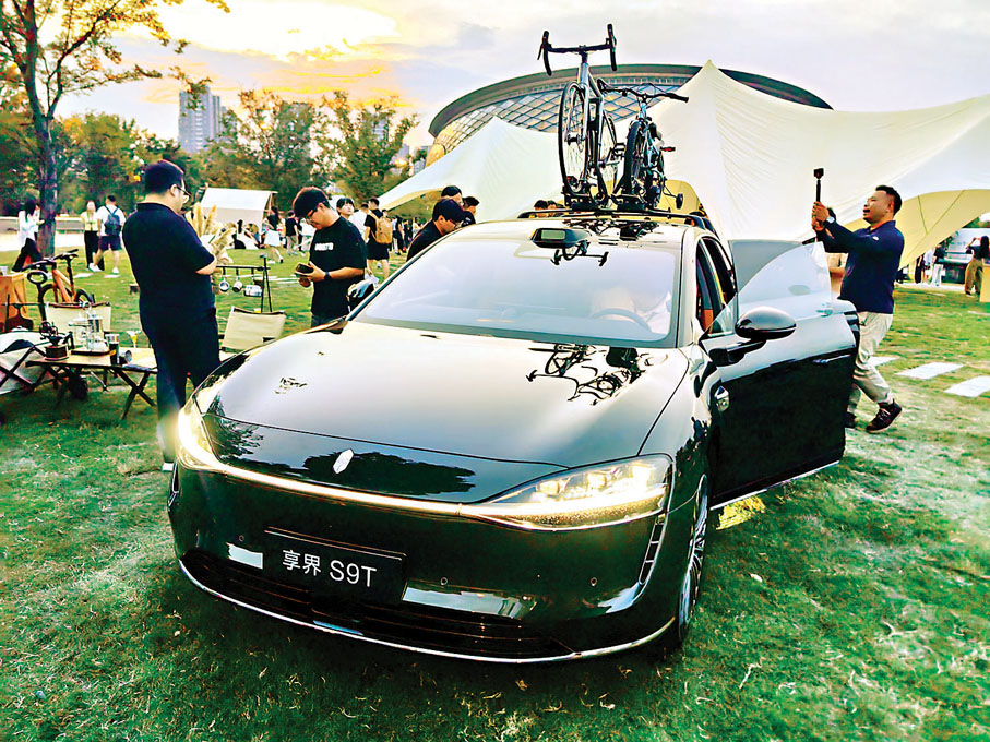 ●華為鴻蒙智行昨日舉行享界S9T新品發布會，參會者體驗該品牌首款旅行車。 記者郭若溪  攝