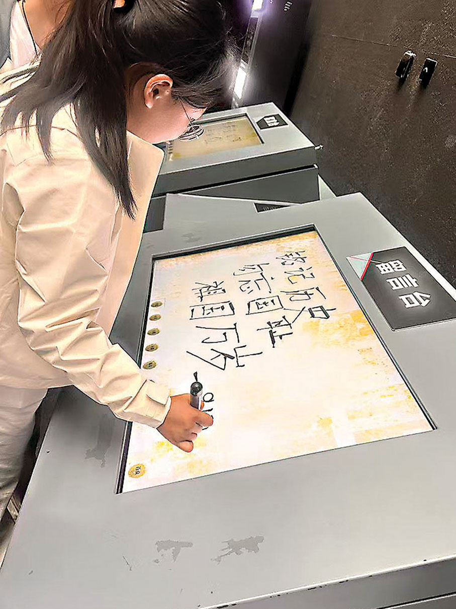 ●參觀完侵華日軍第七三一部隊罪證陳列館,女孩在留言簿寫下「銘記歷史、勿忘國恥、祖國萬歲」。香港文匯報記者王欣欣 攝