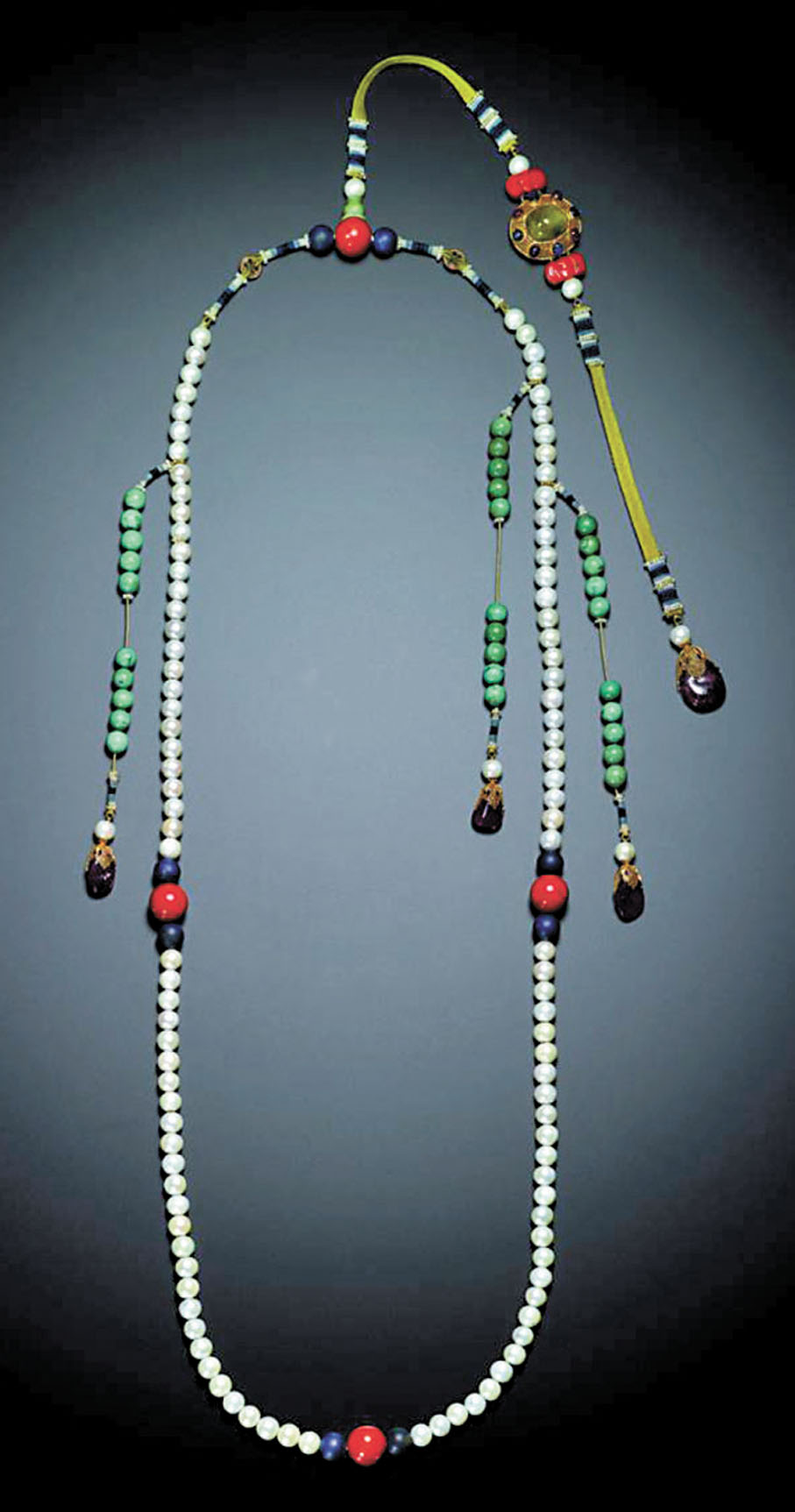 ●此清十八世紀御製東珠朝珠2010年在香港蘇富比拍得6,000萬港元的高價。資料圖片