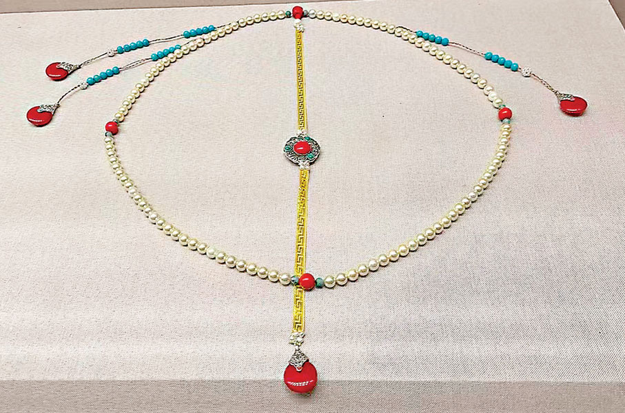 ●東珠朝珠是清代皇帝御用禮器。