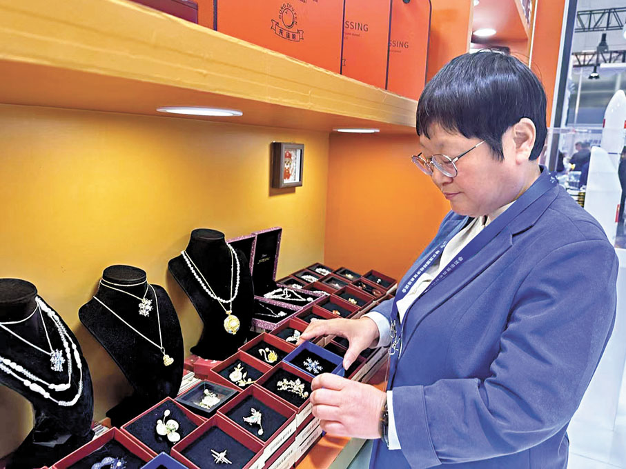 ●崔瑋推出了東珠耳釘、胸針等一系列價格親民的產品。