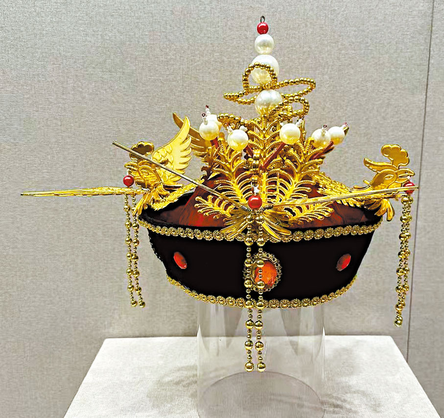 ●清代鳳冠常鑲嵌東珠。