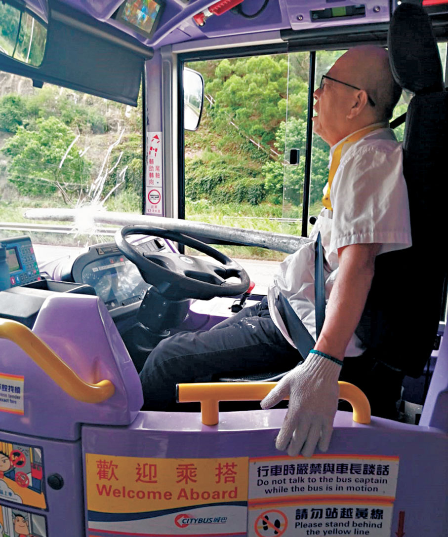 ●城巴車長於周一被一支長約73厘米的鐵通擊中胸部。 資料圖片