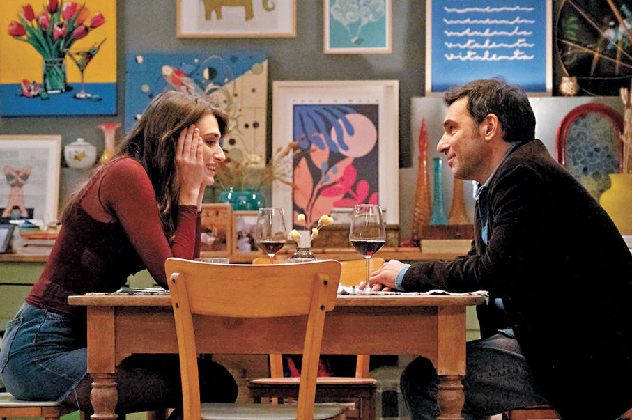 ●勞拉與皮耶羅在家中共度首次約會。   劇照