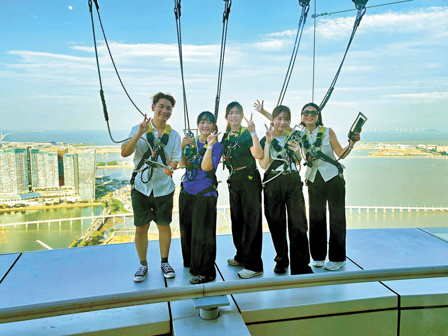 ●遊客可以在Skywalk的行走過程中留下十分具有紀念意義的合影。