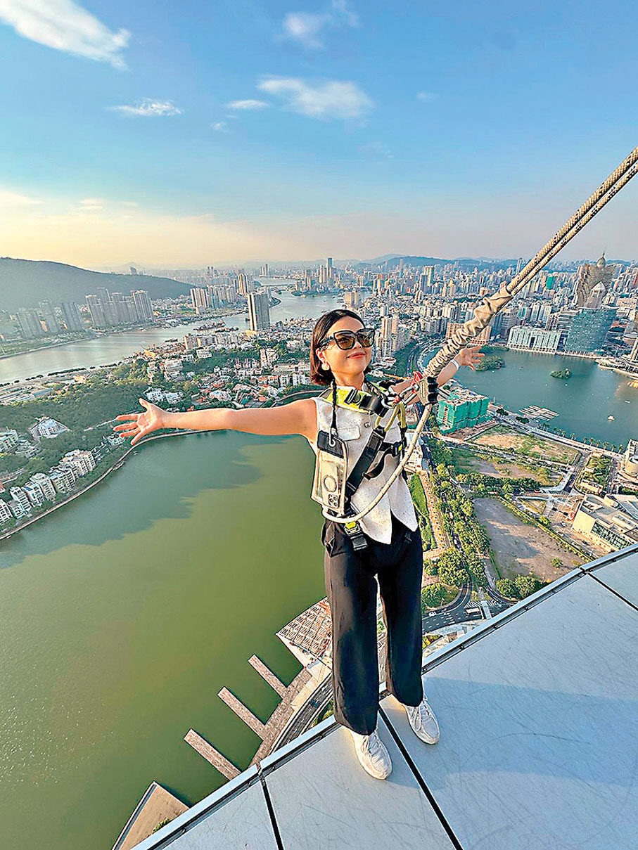 ●在223米的高空,Skywalk的教練還會耐心引導遊客擺出靚麗Pose,並以相機記錄下來。