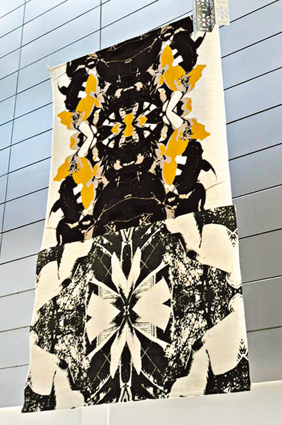 ●「藝文薈澳」的主場展,觀眾可以在空曠的空間內盡情欣賞掛於高空的藝術品。