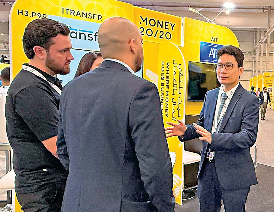 ●財庫局副局長陳浩濂與峰會場內的金融科技企業代表交流。