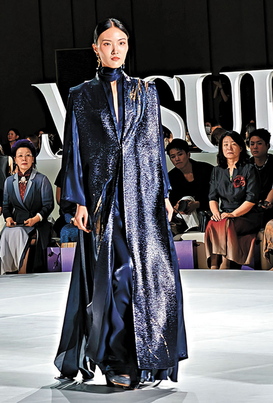 ●以深藍×青銅為服飾主色。