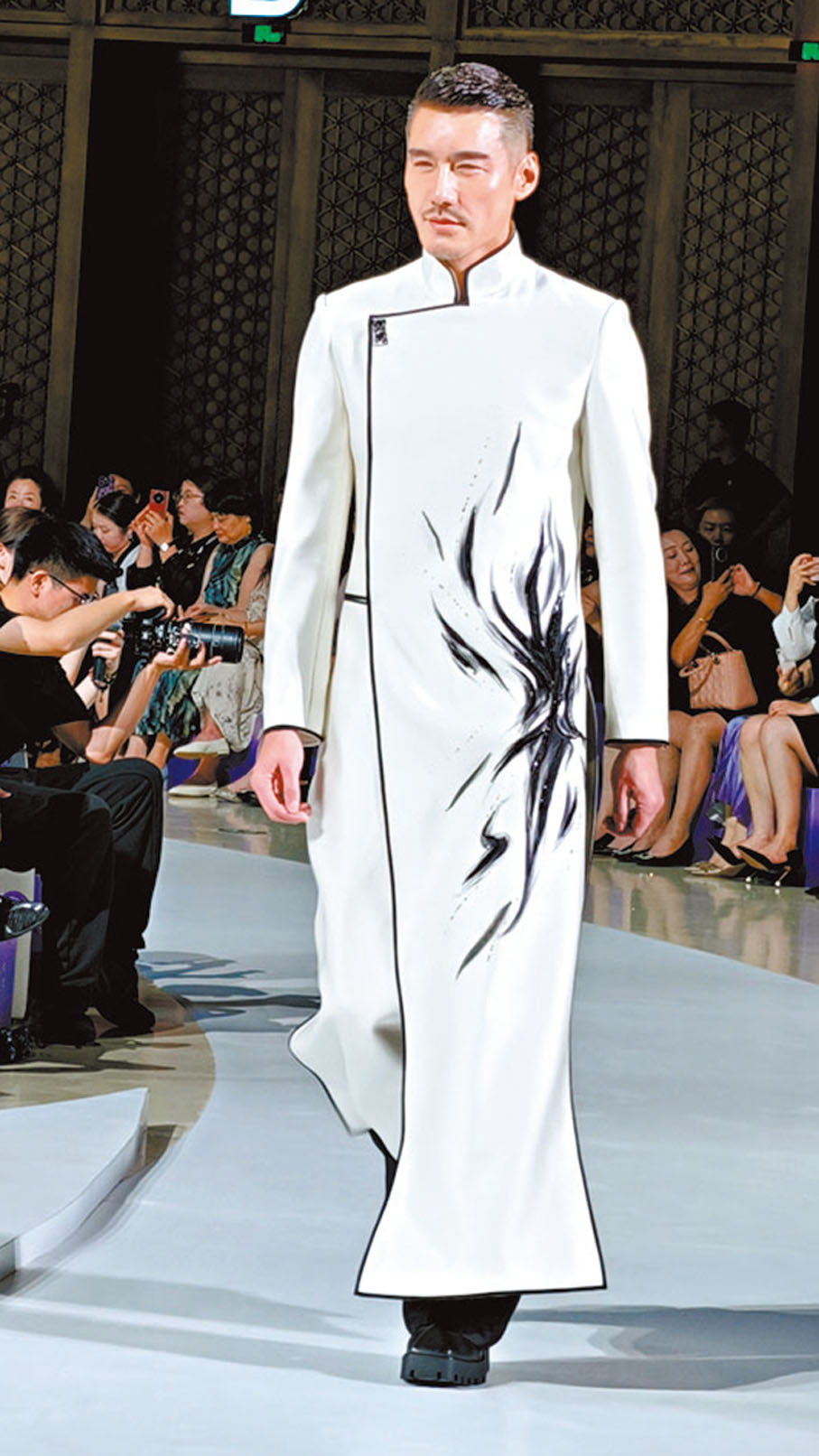 ●名模胡兵身着中國風時裝現場走秀。