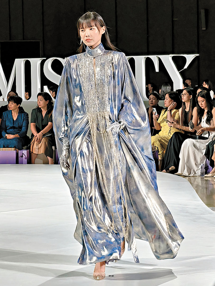 ●服飾彰顯東方神韻。